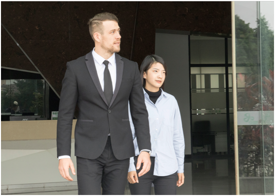 奥曼利副总裁与翻译人员出门迎接珍妮肤 奥曼利副总裁与翻译人员出门迎接珍妮肤